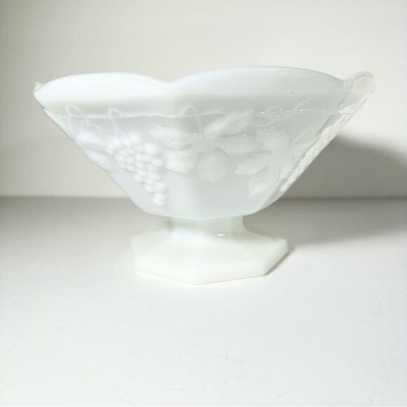 Vintage Anchor Hocking Milk Glass Footed Pedestal Fruit Bowl - Picture 1 of 9